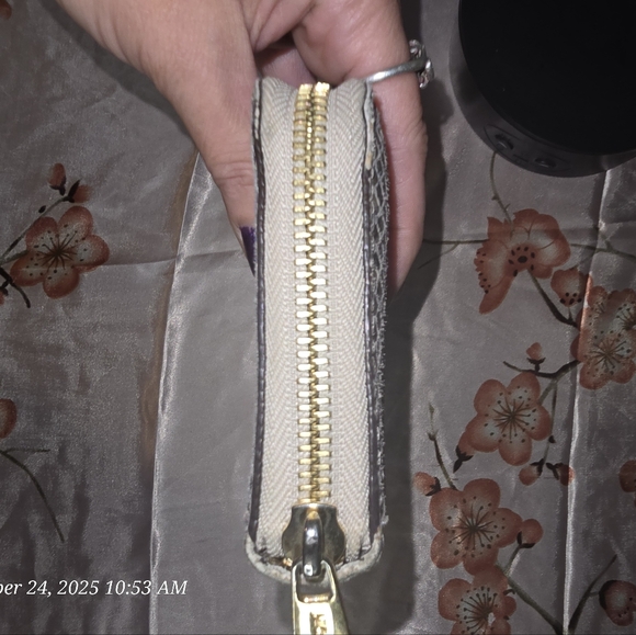 Michael Kors wallet like new with flaws see last photo for issue - Picture 9 of 11